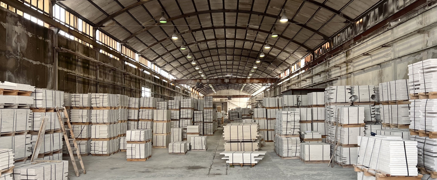 Blick in die Lagerhalle des Steinbruchs auf der kroatischen Insel Brac