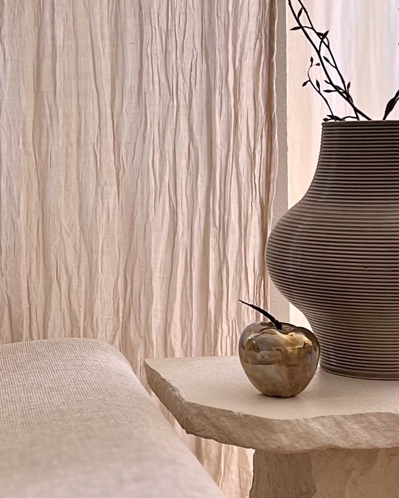 Apfel Vjera neben Vase