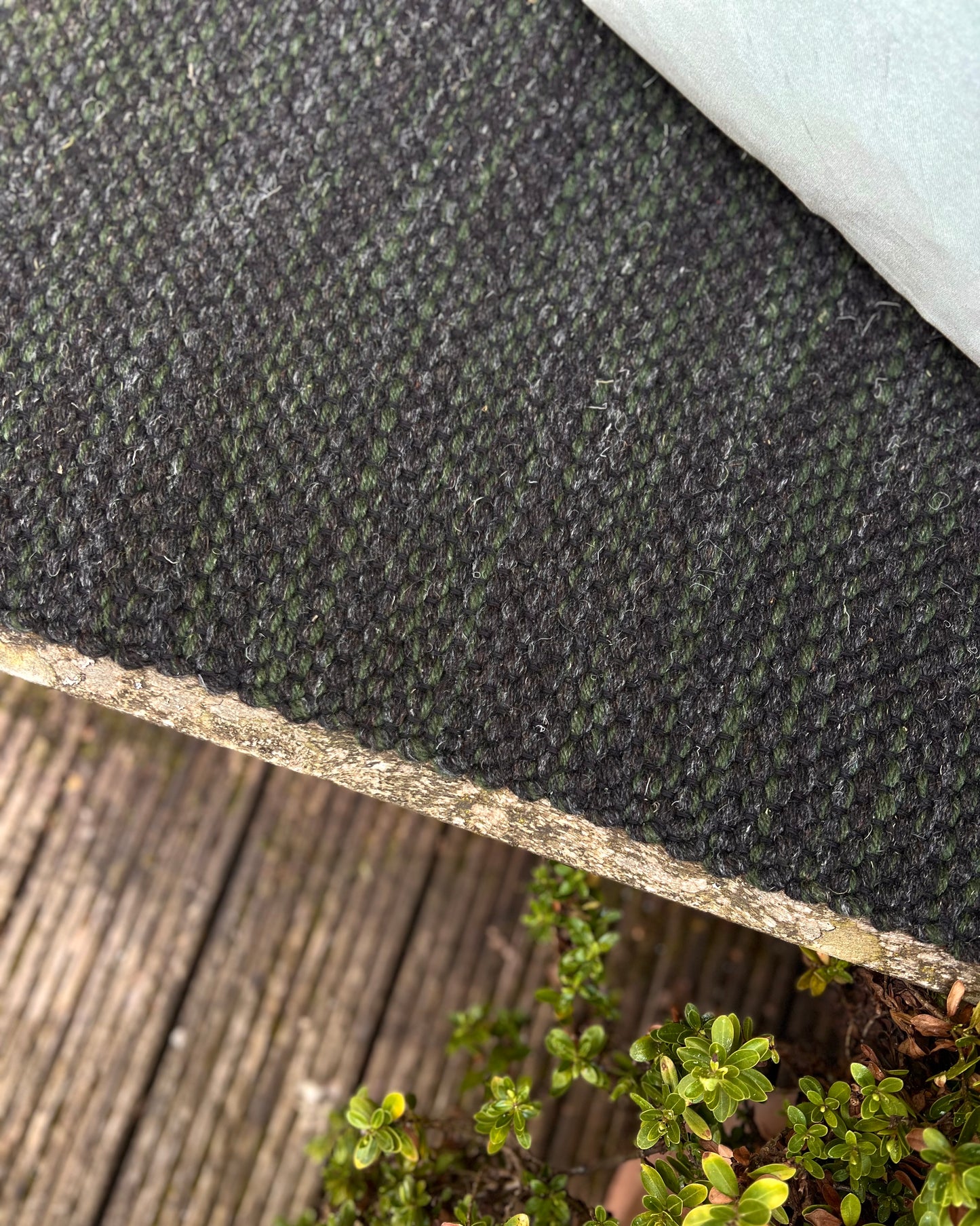 Bankauflage Alenka anthrazit Detailansicht Webstruktur