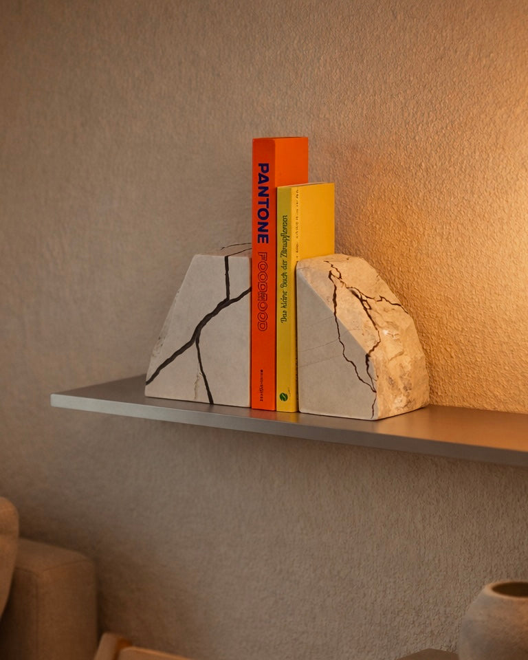 Buchstütze Rok auf Wandboard