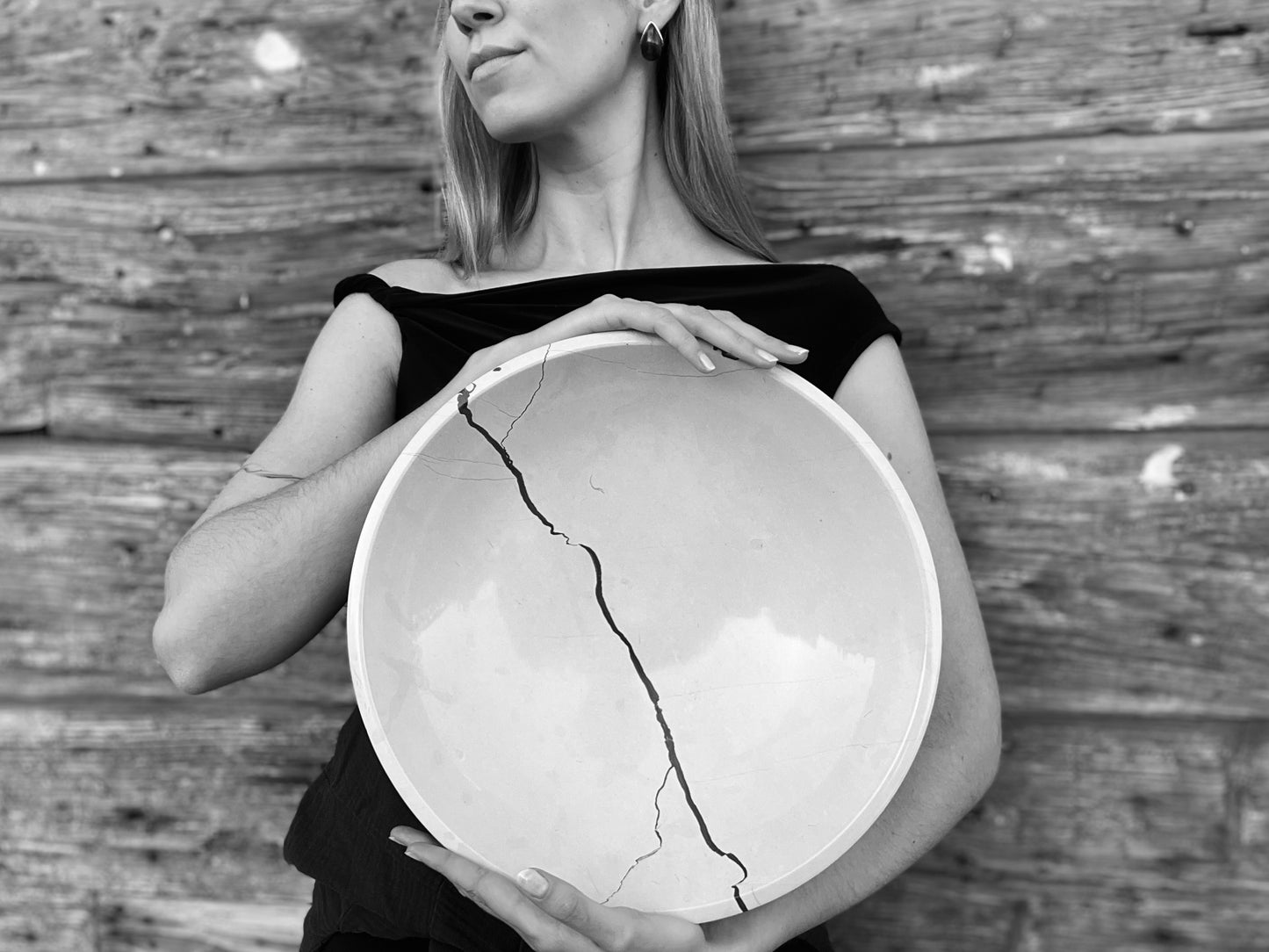 Gründerin Laura Eck mit Steinschale Vesna