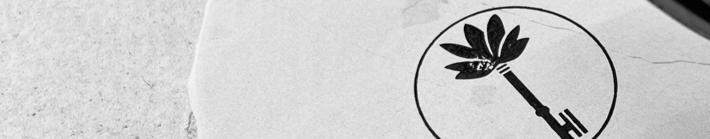 MINDERIO Schlüssel-Logo Stempel auf Pure Stone Piece