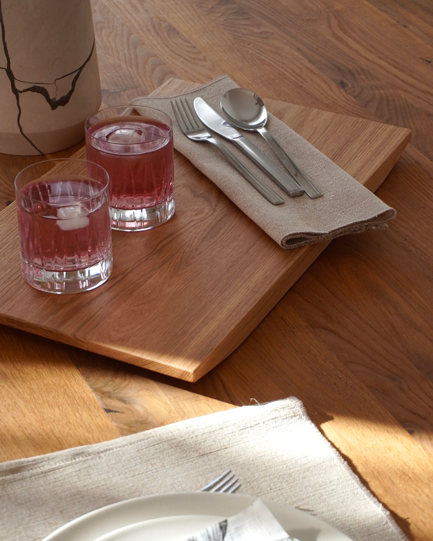 Massivholztablett Lovro in Eiche in tablesetting