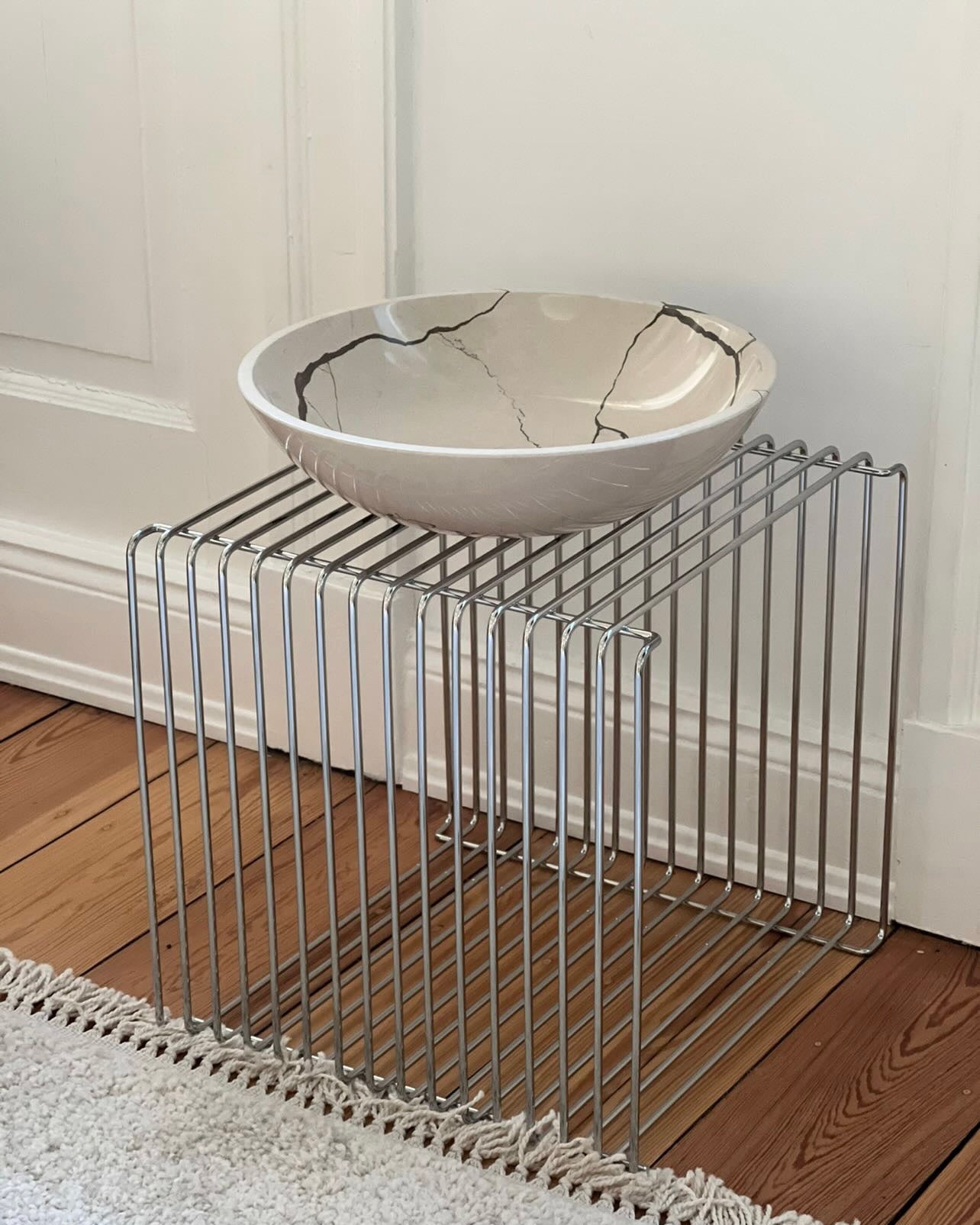 Schale Vesna mit polierter Außenseite in Wohnzimmer