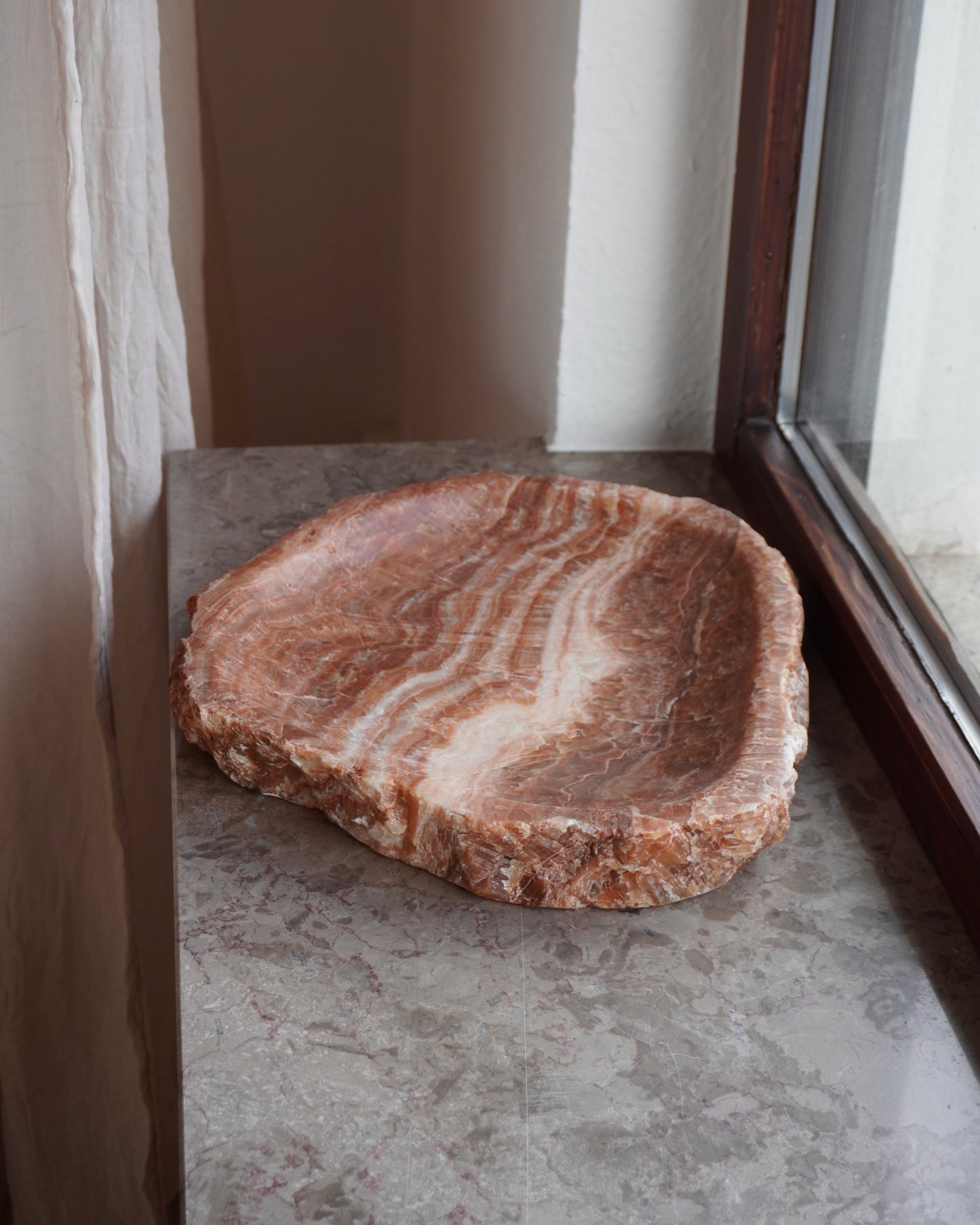 Große Schale Zorana aus Calcit auf Fensterbank