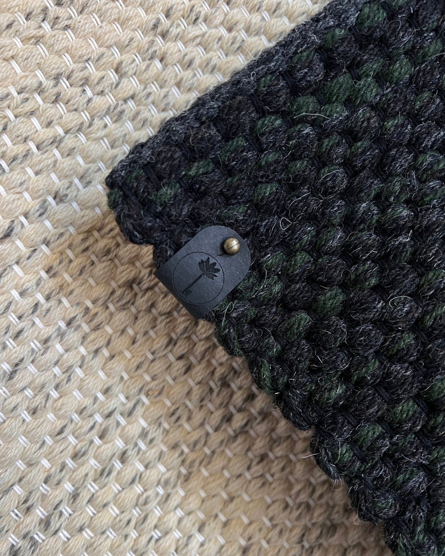 Stuhlauflage Lana anthrazit Detailaufnahme Webstruktur mit Logoetikett