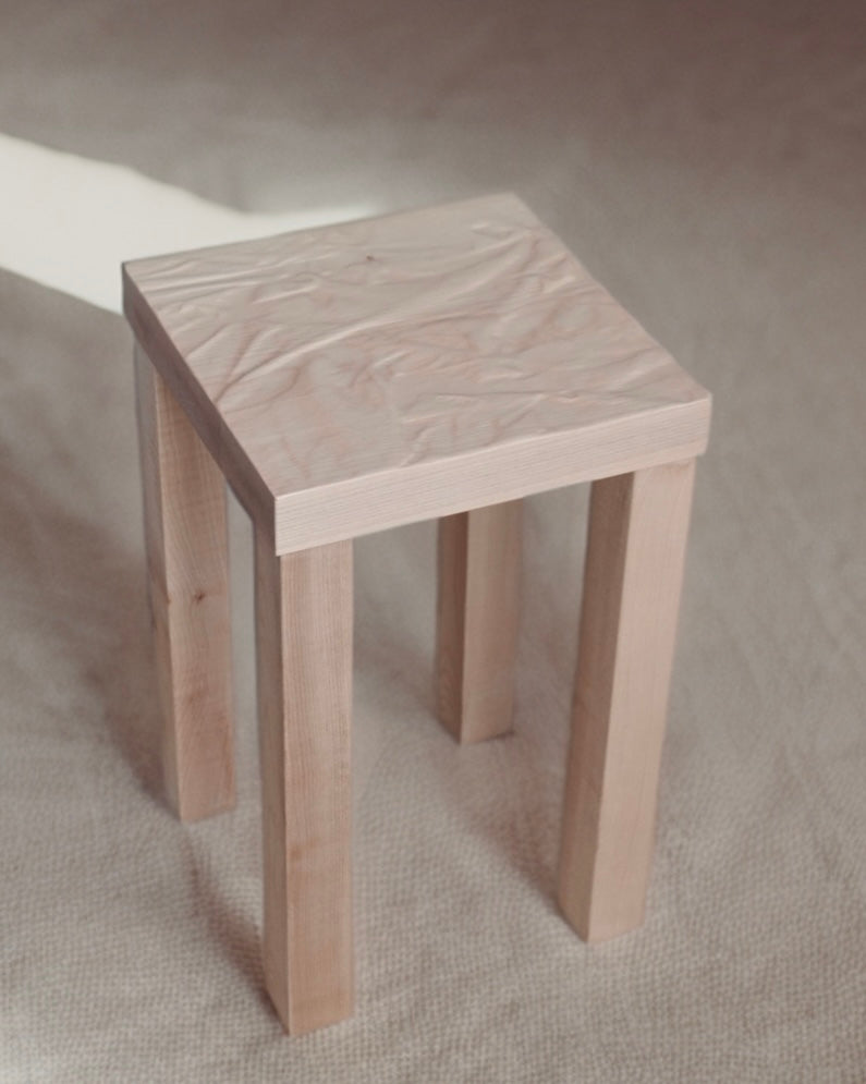 Tisch Tilen klein in Ahorn mit Faltenrelief