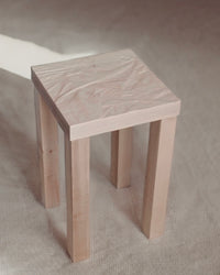 Tisch Tilen klein in Ahorn mit Faltenrelief