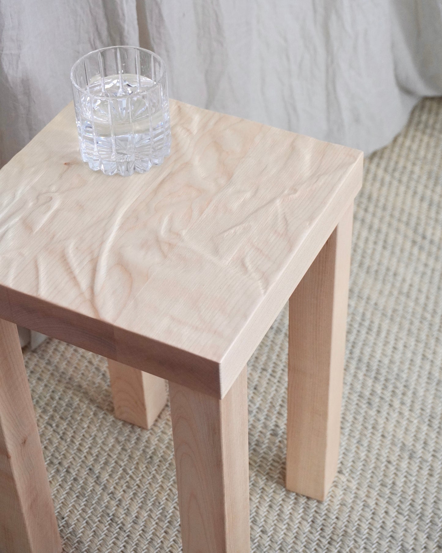 Tisch Tilen klein in Ahorn mit Faltenrelief von oben