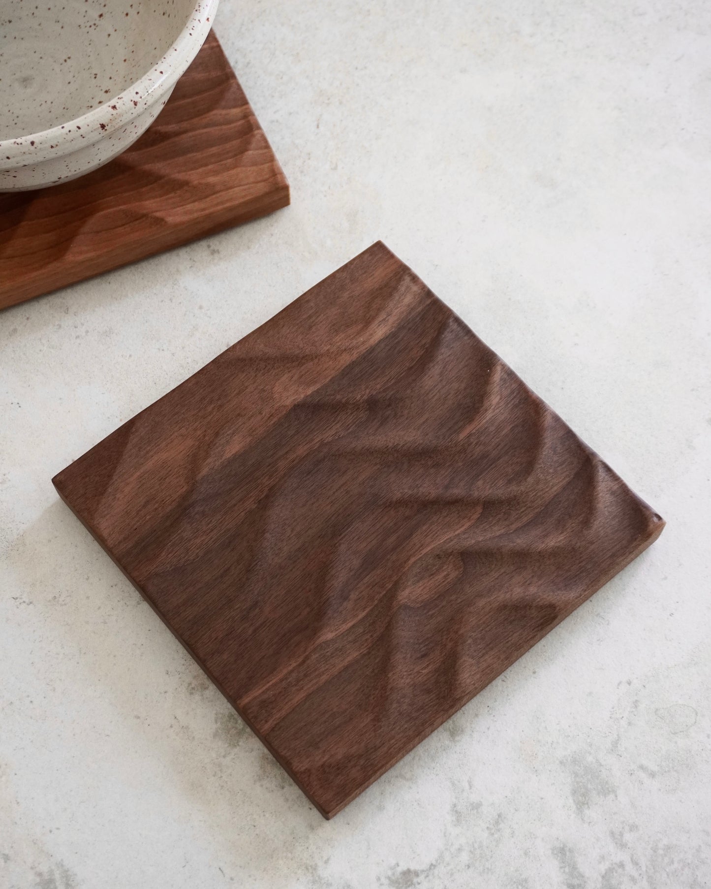 Topfuntersetzer Zala in Walnuss mit Wellenrelief