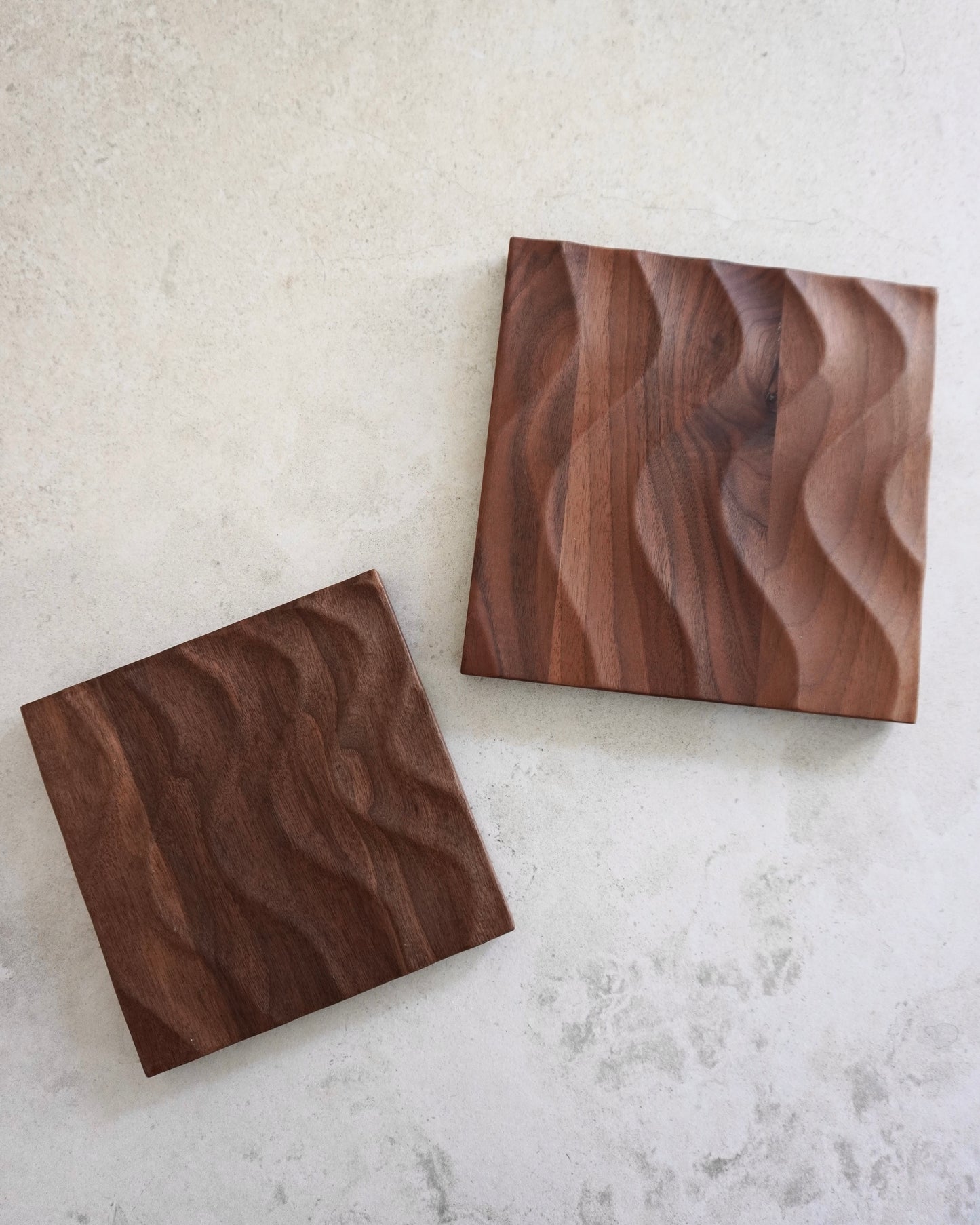 Topfuntersetzer Zala in Walnuss mit Wellenrelief groß und klein