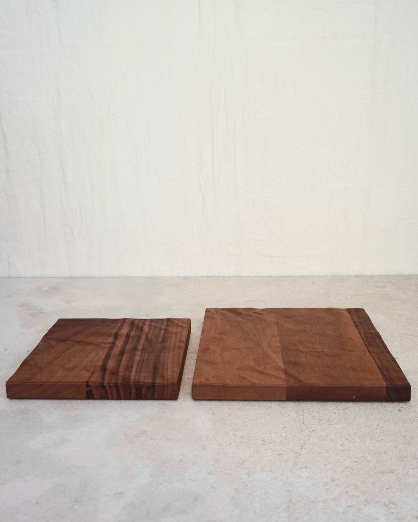 Topfuntersetzer Zoja in Walnuss mit Faltenrelief groß und klein Seitenansicht