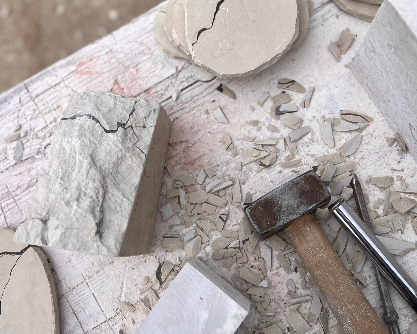Blick von oben auf die Werkbank mit Hammer und Meisel im kroatischen Steinmetz-Betrieb
