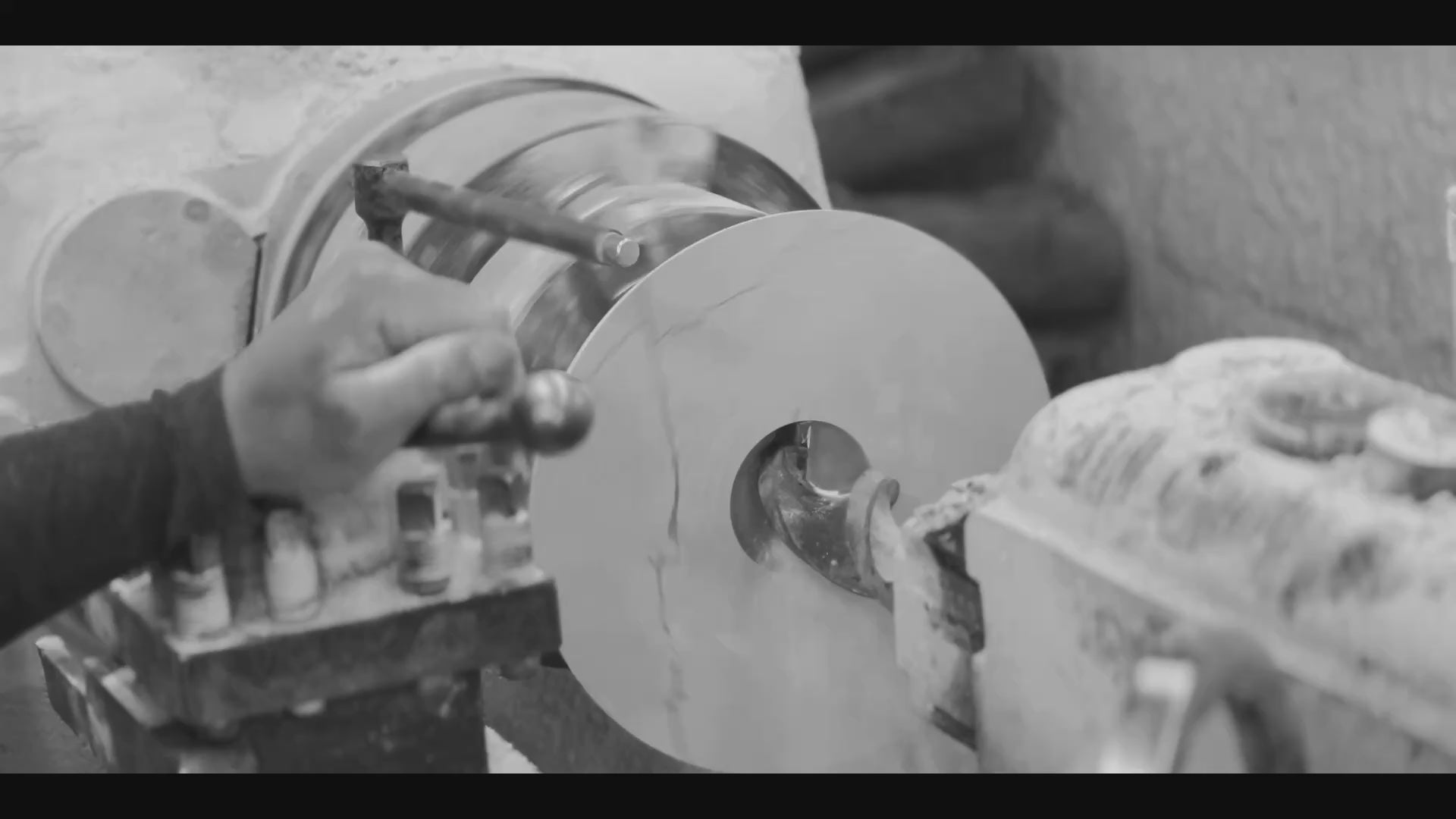 Fertigungs-Ausschnitte aus den Ateliers unserer Kollektionen Pure Stone, Wooden Origins, Silhouettes of Gold, Wool and Weave