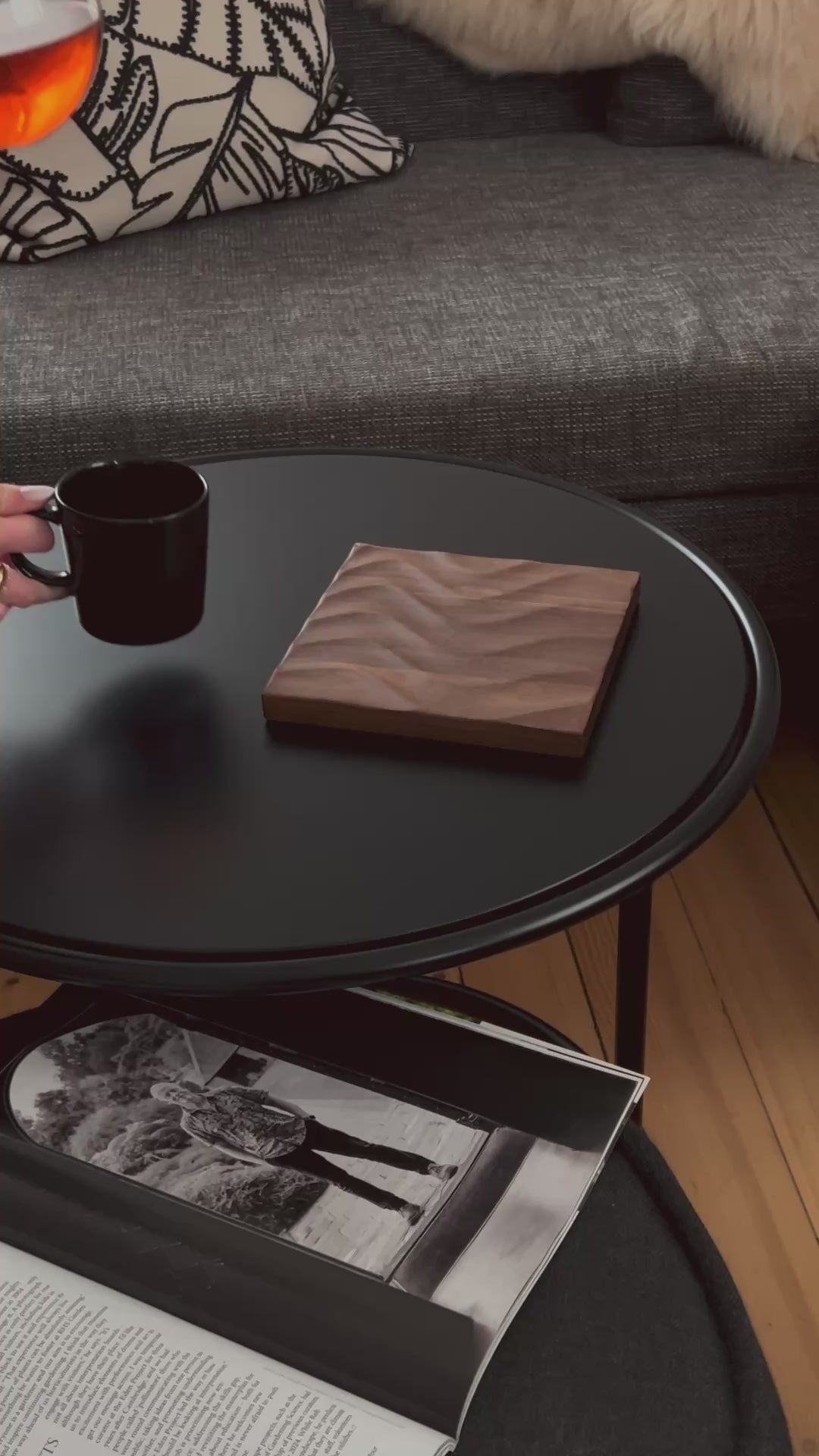 Untersetzer Zala aus massiver Walnuss auf schwarzem Couchtisch mit Teekanne